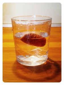 Un bouchon qui flotte tranquillement dans un verre